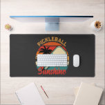 Alfrombrillas De Escritorio Vintage Pickleball Sunshine Club Retro Paddle<br><div class="desc">Step onto the court with a touch of 70s nostalgia! This stunning vintage-inspired Pickleball badge features a classic sunset backdrop with tropical palms, framing a retro paddle and ball in a vibrant 'Sunshine' aesthetic. Perfect for the 'Kitchen Masters' and social club enthusiasts who love the perfect mix of sport and...</div>