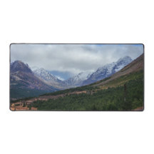 Vista nítida del valle de la montaña con bosque y 