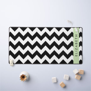 Alfrombrillas De Escritorio Zigzag negro y blanco, patrón de cheurón, nombre