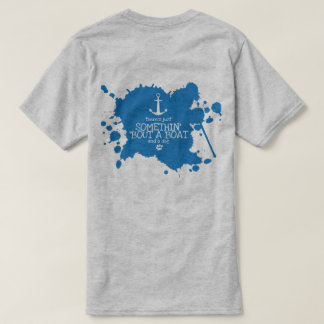 Algo 'combate un barco y una camiseta del perro