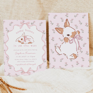 Algún conejito está en camino Invitación para baby
