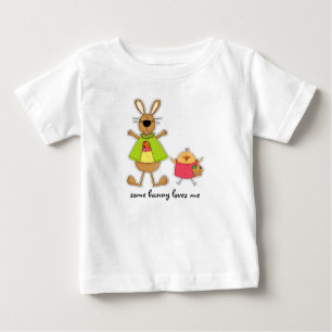 Algún conejito me ama. Camisetas del bebé de