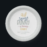 Algunas placas de papel de fiesta de cumpleaños pa<br><div class="desc">Cuidado y colorido "un poco de conejo" de la fiesta de cumpleaños. Tipografía pastel con acento de oído conejito. Borde de patrón de ondulación dibujado a mano en verde polvoriento.</div>