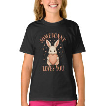 Alguno te Ama Camiseta Negra de Conejito Lindo