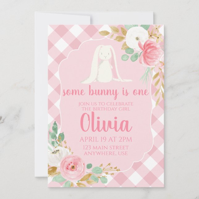 Algunos Bunny Birthday Invitación floral y rosa (Anverso)