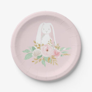 Algunos platos de cumpleaños con flores y rosado
