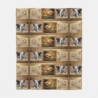 Algunos pollos y una manta de caballo