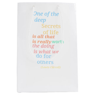 Alicia en la bolsa de regalo con tema de maravilla