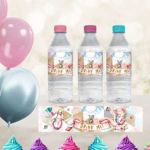 Alicia en la etiqueta de botellas de Wonderland