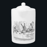 Alicia vintage en tetera del tema del Fiesta del t<br><div class="desc">Este diseño está incluido en la colección de Fiestas de té Alice in Wonderland. Alicia Vintage en temas de la tierra de las maravillas aparecen en esta Tetera Fiesta del té. Para más productos temáticos; por favor vea Nuestros otros artículos. Cada temática tiene una variedad de objetos de diseño con...</div>