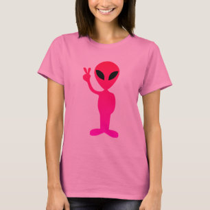 Alienato rosa caliente en camiseta negra