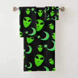 Alienígenas brillantes, luna creciente y estrellas