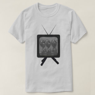 Alienígenas en camiseta de TV