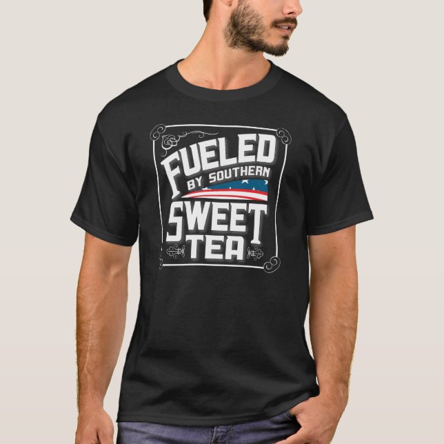 Alimentado Por La Camisa De Té Oscuro Del Sur (Anverso)