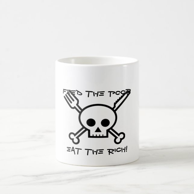 Alimente a los pobres comen la taza de café rica (Centro)