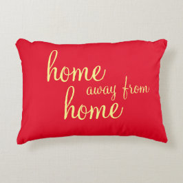 almohada acentuada roja "hogar lejos de casa"