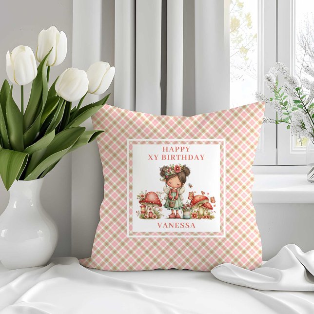 Almohada adorable de cumpleaños con flores rosadas (Adorable Fairy Pink Floral Birthday Throw Pillow)