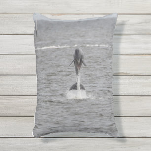 almohada al aire libre con delfines saltando