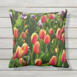 almohada al aire libre de los tulipanes de la