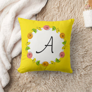 Almohada Amarilla con Círculo de Cítricos y Monogr