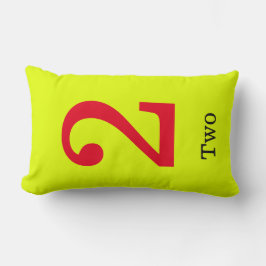 almohada amarilla con número dos