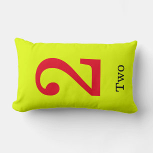 almohada amarilla con número dos