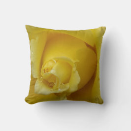 almohada amarilla de tiro de rosebudo