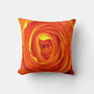 almohada amarilla roja y rosa naranja