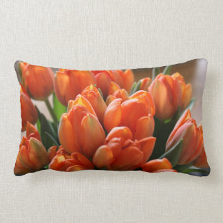 Almohada anaranjada del tulipán