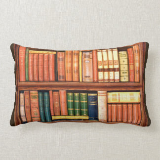 Almohada antigua del Lumbar del estante de la