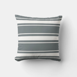 almohada azul con rayas blancas