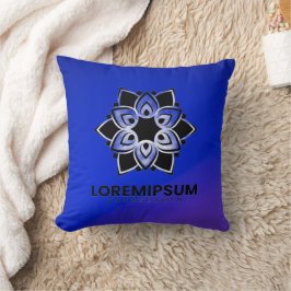 Almohada azul con un diseño geométrico