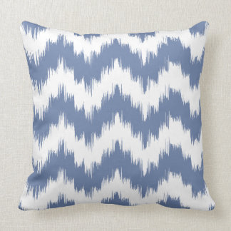 Almohada AZUL de Ikat Chevron de la SERENIDAD