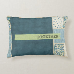 Almohada azul de patchwork juntos