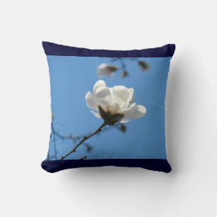 Almohada azul de tirar con flores de magnolia blan
