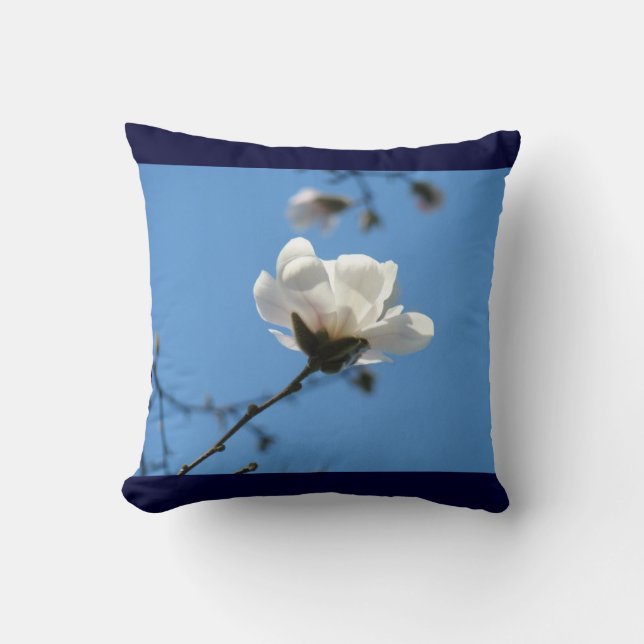 Almohada azul de tirar con flores de magnolia blan (Anverso)