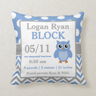Almohada azul gris de la invitación del bebé del