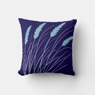 almohada azul marino con hierba de playa