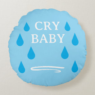 Almohada azul redonda linda de bebé llorando con l
