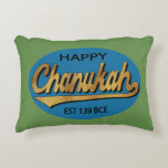 Almohada azul/verde de Hanukkah "Chanukah Retro BC<br><div class="desc">Pilar azul/verde Hanukkah "Chanukah Retro BCE" Dos almohadas laterales que vienen en 3 elecciones de tela (el precio cambiará dependiendo de la elección de la tela). El color de fondo, el verde, se puede reemplazar eligiendo el color favorito en la parte posterior y delantera de la almohada. Personalice la parte...</div>
