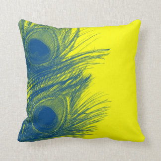 Almohada azul y amarilla de la pluma del pavo real