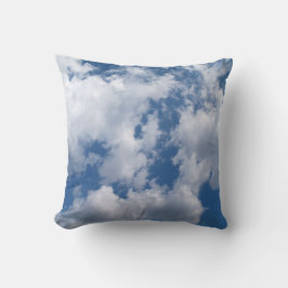 Almohada azul y blanca con cielo nublado