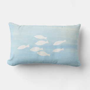 Almohada azul y blanca con peces