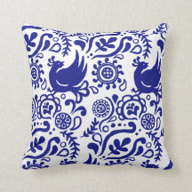 Almohada azul y blanca del arte popular
