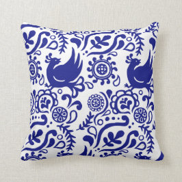 Almohada azul y blanca del arte popular