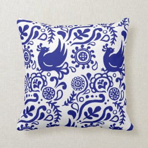 Almohada azul y blanca del arte popular