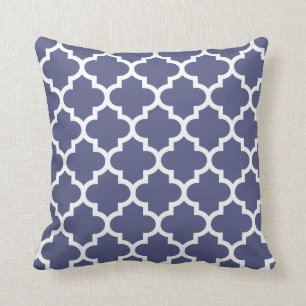 Almohada azul y blanca del modelo de Quatrefoil
