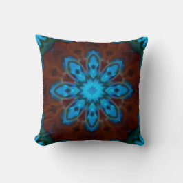 Almohada azul y marrón para echar