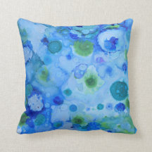 almohada azul y verde bajo el agua