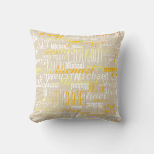 almohada beige con un patrón de nombres para los n